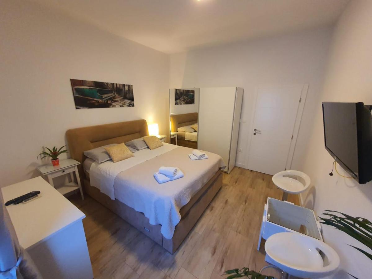 Anica & Gabriela Apartment Makarska